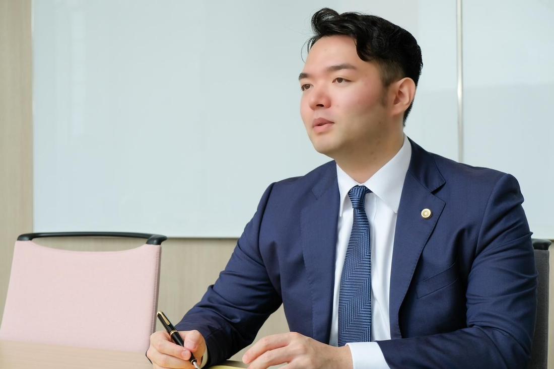 丁寧に説明する弁護士
